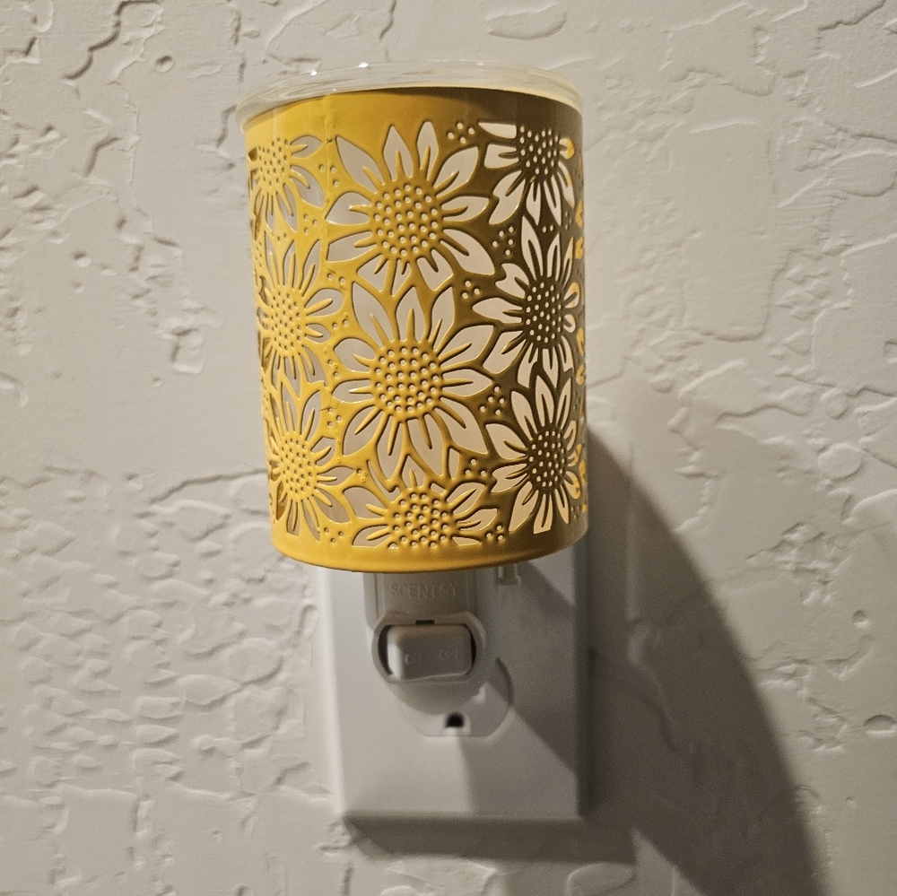 Yellow Floral Plug-In Night Light NWOB